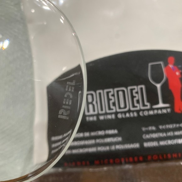 2 x Riedel White Wine Glasses with polishing cloth - Picture 3 of 6